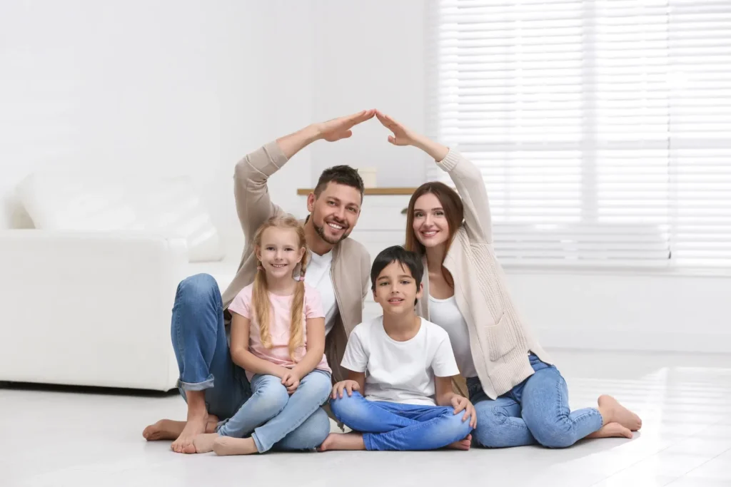 famille sereine sous son toit