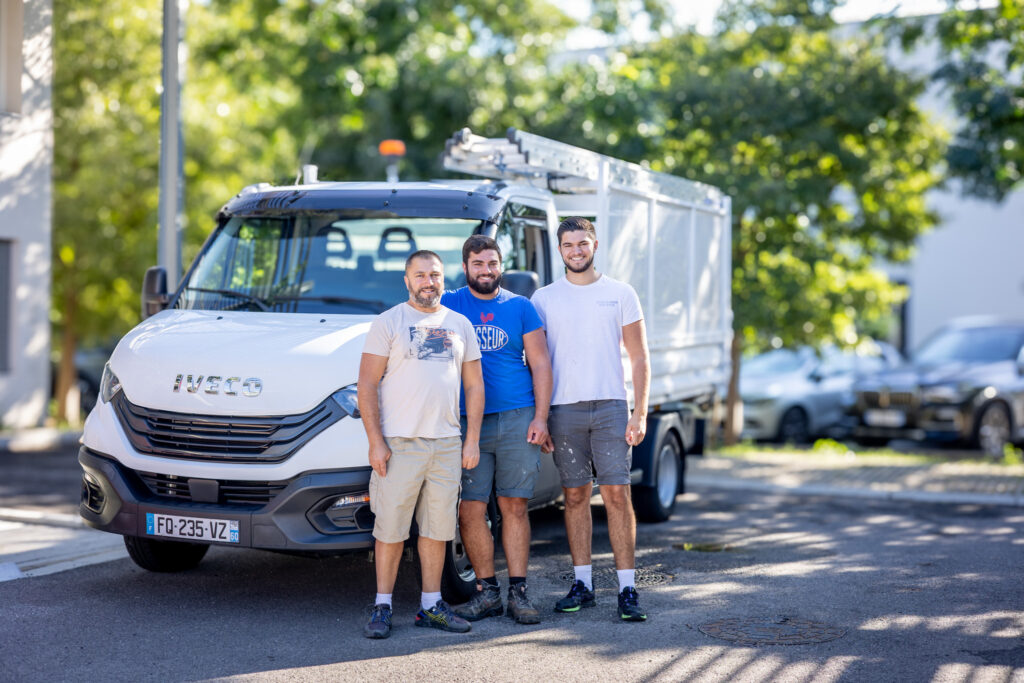 Franck Naveri couvreur avec ses deux fils devant leur camion de chantier dans le Vaucluse