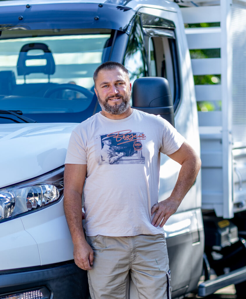 Franck Naveri couvreur, spécialiste toiture, posé devant son camion blanc