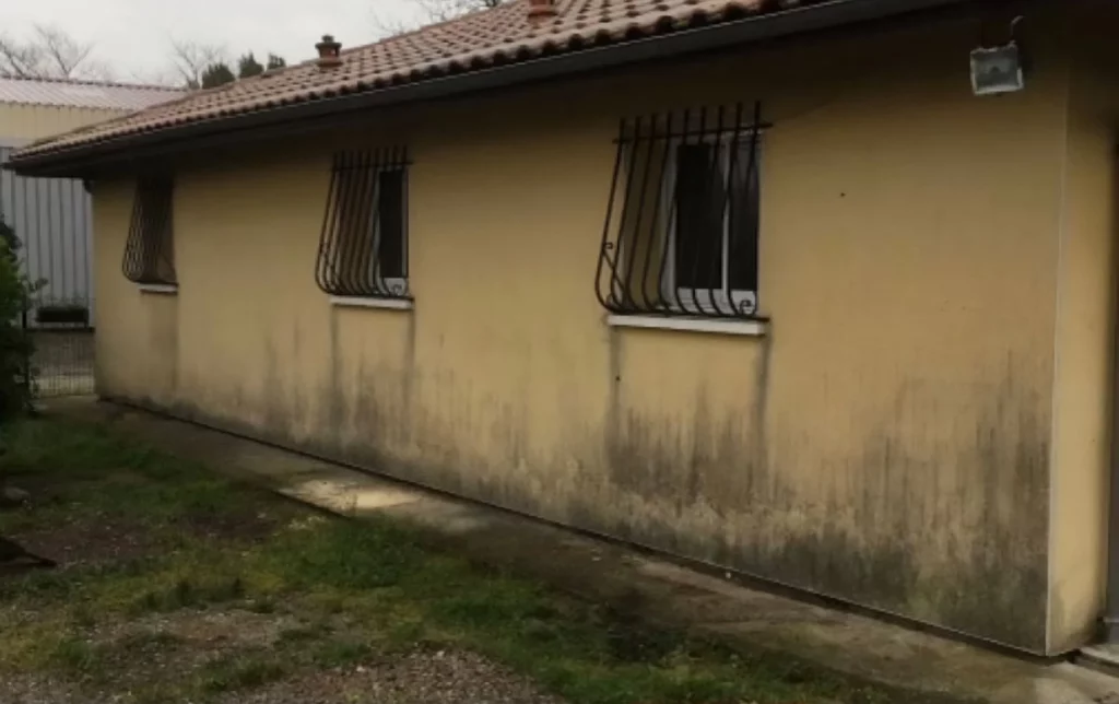 façade sale et endommagée à Pernes les Fonatines