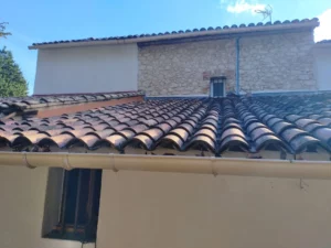 vue d'ensemble d'une toiture entièrement répare suite à une infiltration d'eau à Avignon