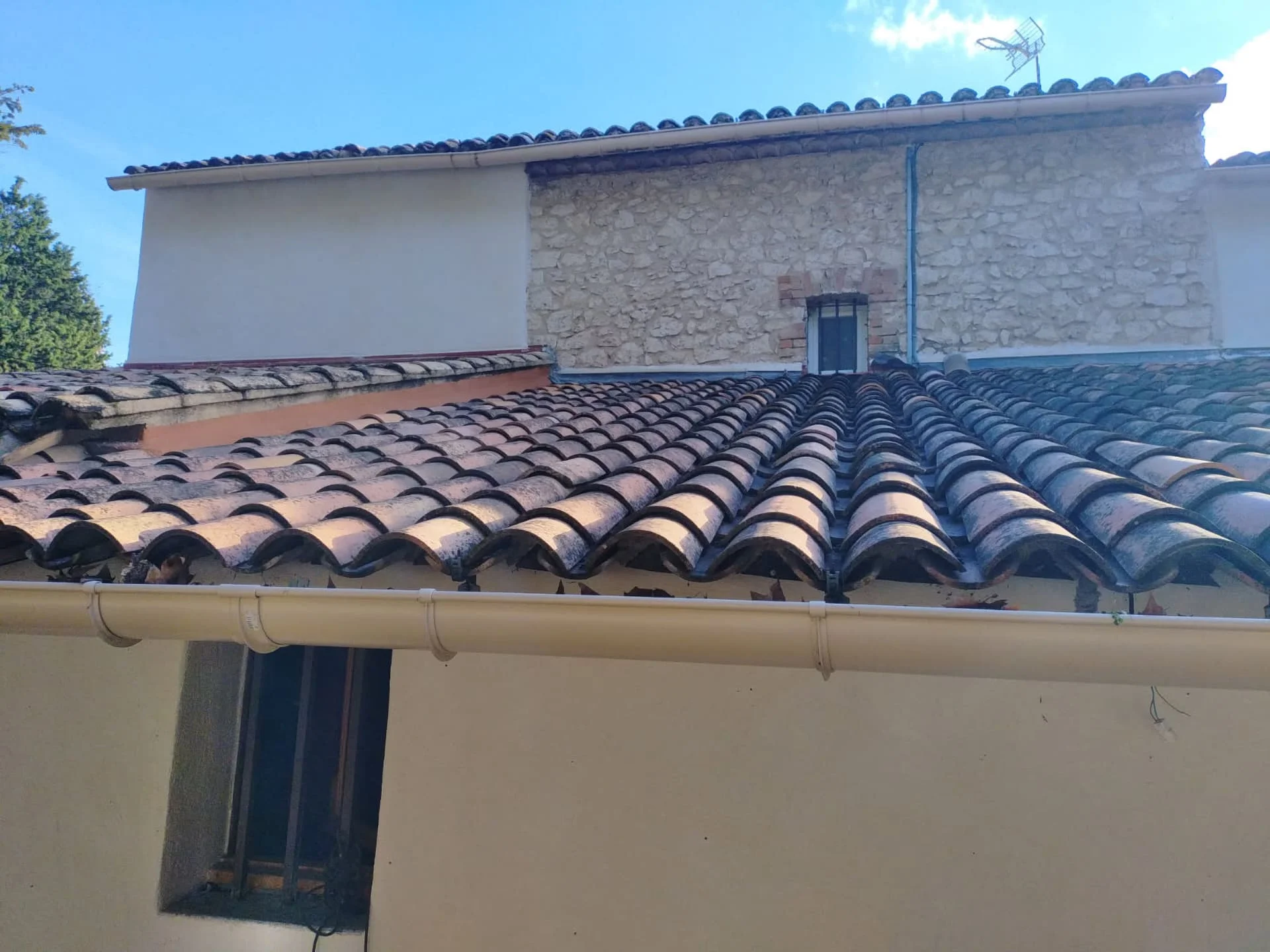 vue d'ensemble d'une toiture entièrement répare suite à une infiltration d'eau à Avignon