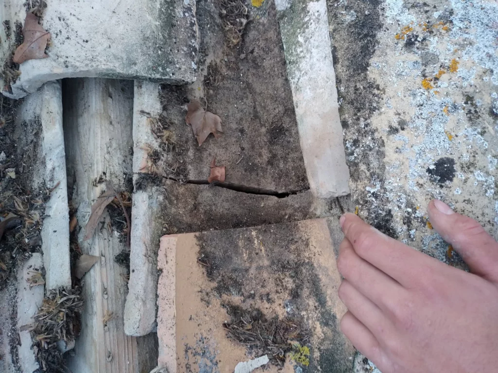 tuile cassée sur un toit à Montfavet (84)