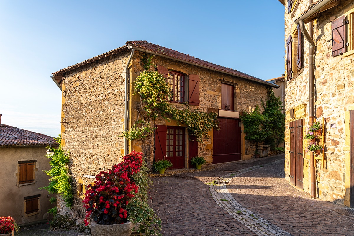 Nettoyage façade pierre à Gordes et Roussillon : préserver le charme des maisons anciennes